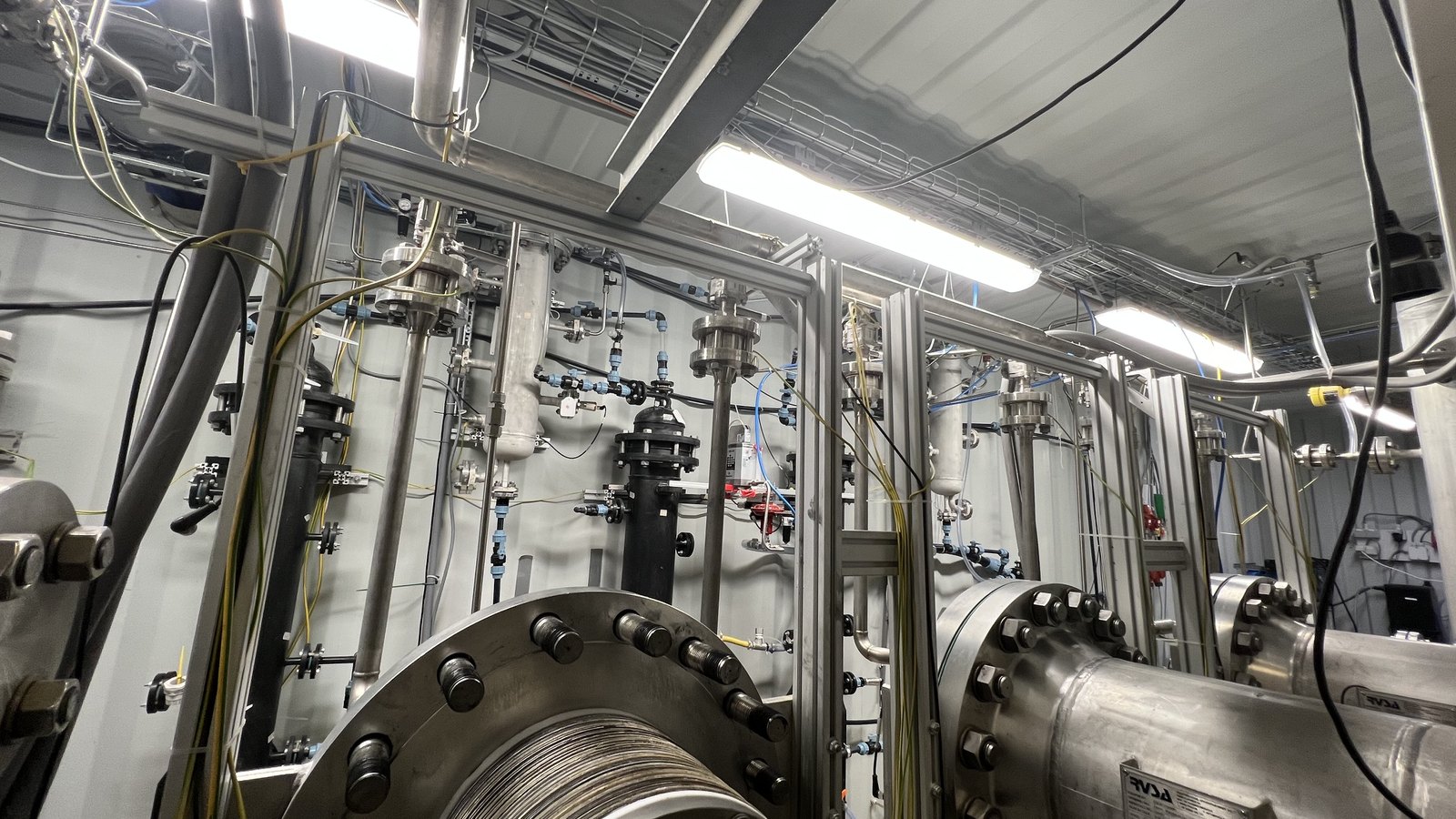 High-pressure electrochemical reactor with bipolar membrane technology